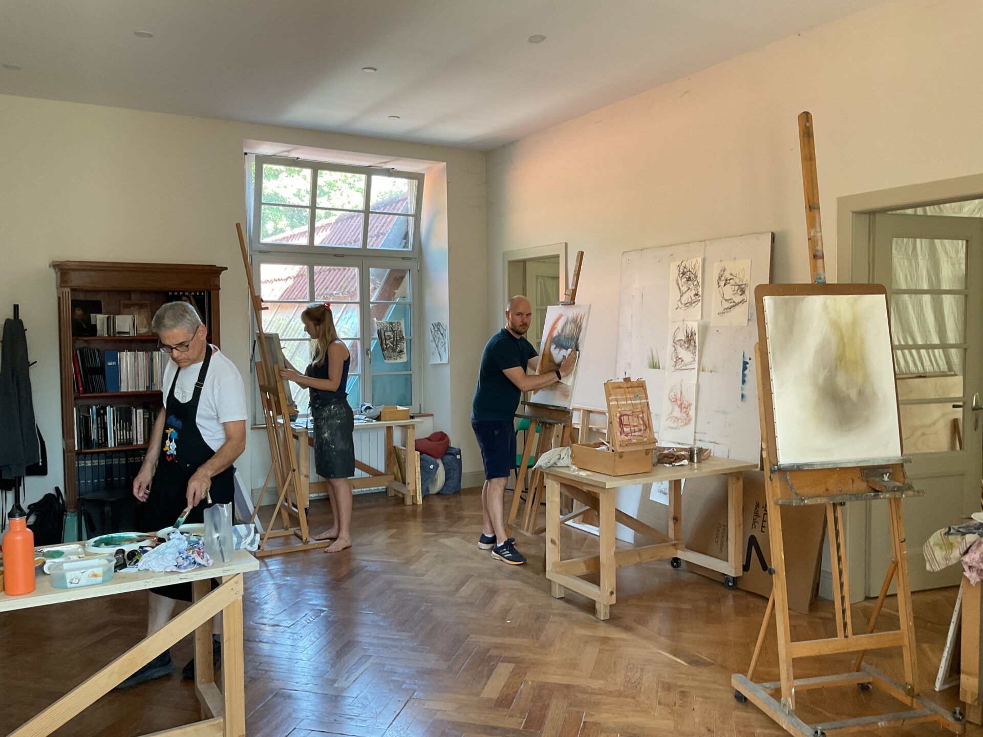 Stage de peinture et de dessin à La Passerelle, avec plusieurs participants réunis dans l'atelier d'arts plastiques du Müllerhof